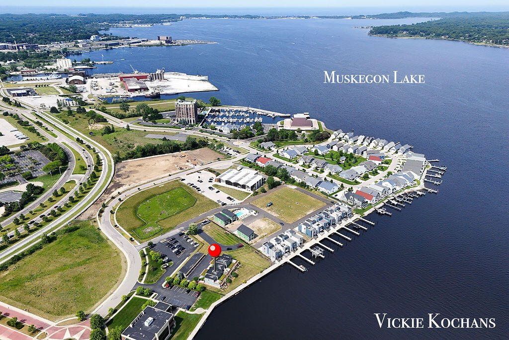 Condo in Roosevelt Park, Michigan, United States 2 - 18309918