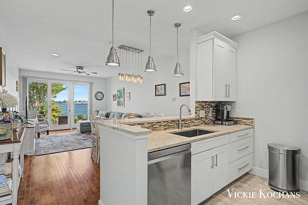 Condo in Roosevelt Park, Michigan, United States 3 - 18309918