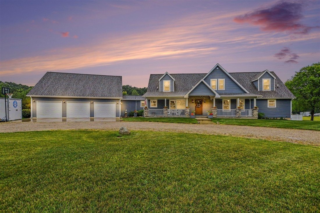 House in Dowagiac, Michigan, United States 1 - 18308628