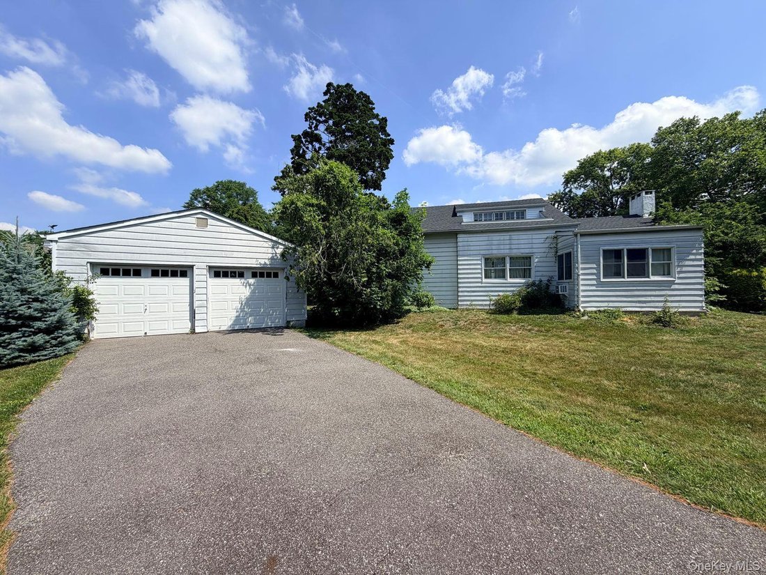 House in West Islip, New York, United States 1 - 18314127