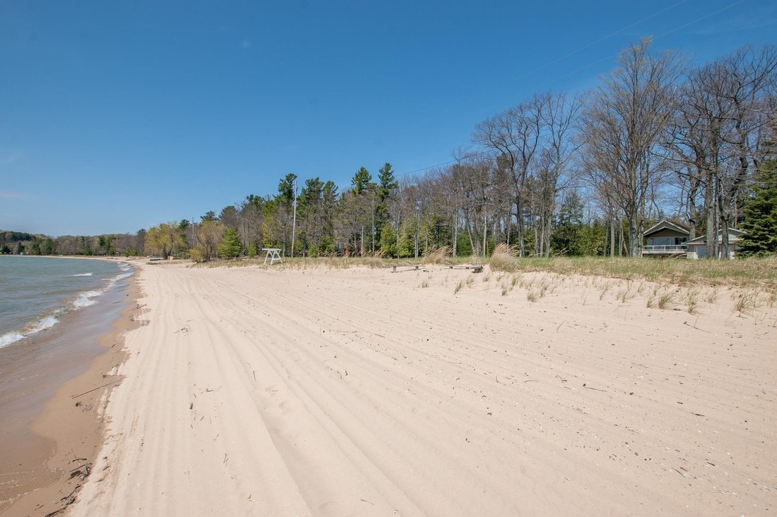House in Suttons Bay, Michigan, United States 2 - 18308018