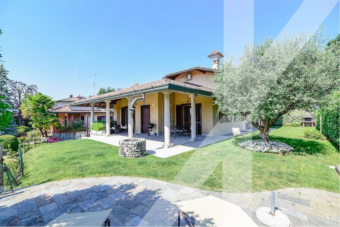Villa in Casnate con Bernate, Lombardy, Italy 1 - 18311776