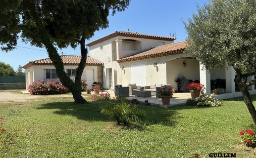 Villa in Grans, Provence-Alpes-Côte d'Azur, France 1
