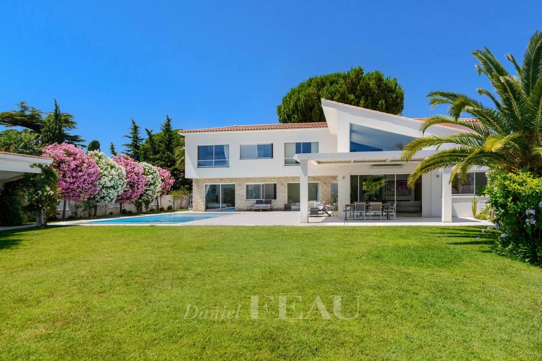Villa in Saint-Cyr-sur-Mer, Provence-Alpes-Côte d'Azur, France 1 - 17663621