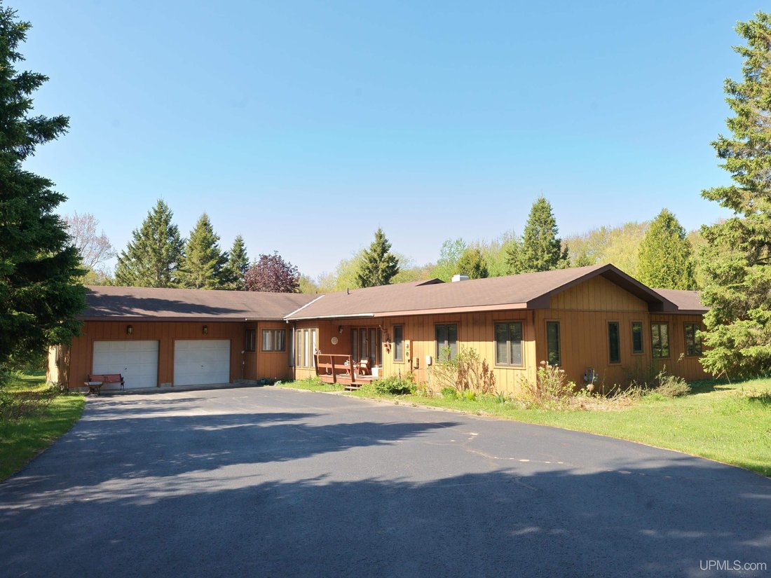 House in Munising, Michigan, United States 4 - 18310029