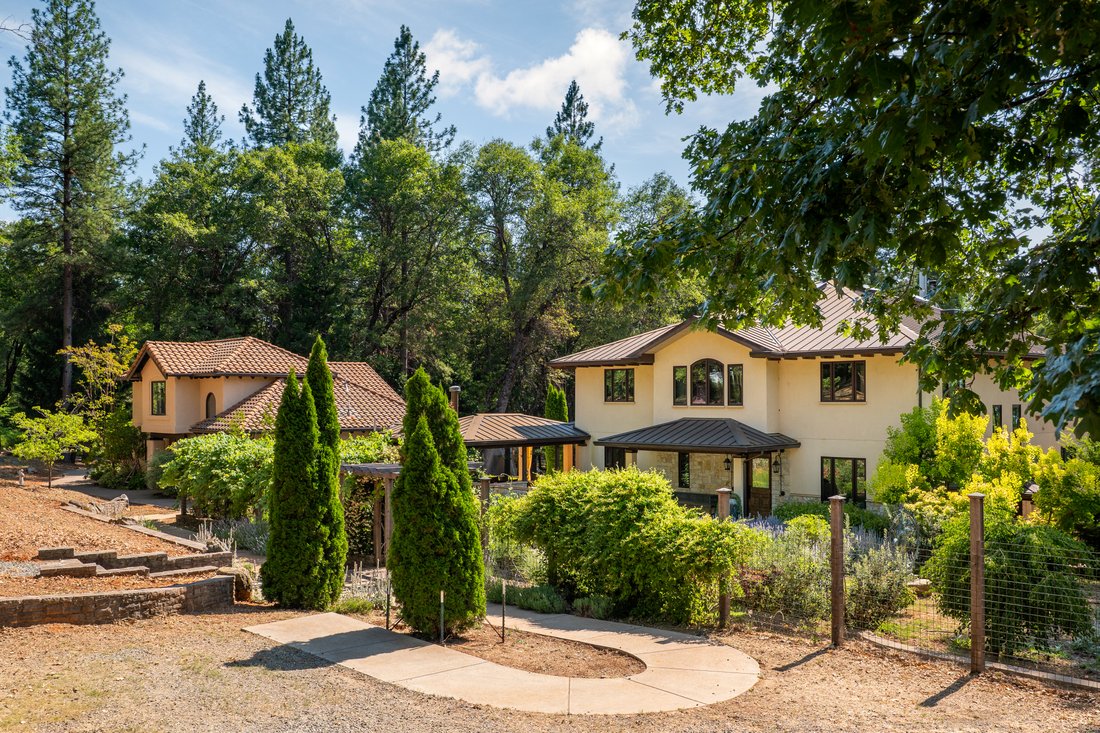 Nevada City, California, United States 2 - 18315200