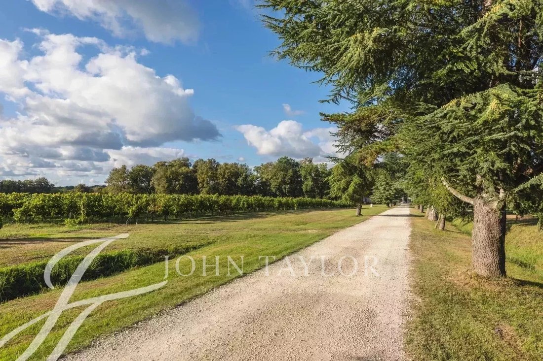 Estate in Sadirac, Nouvelle-Aquitaine, France 5 - 13521812