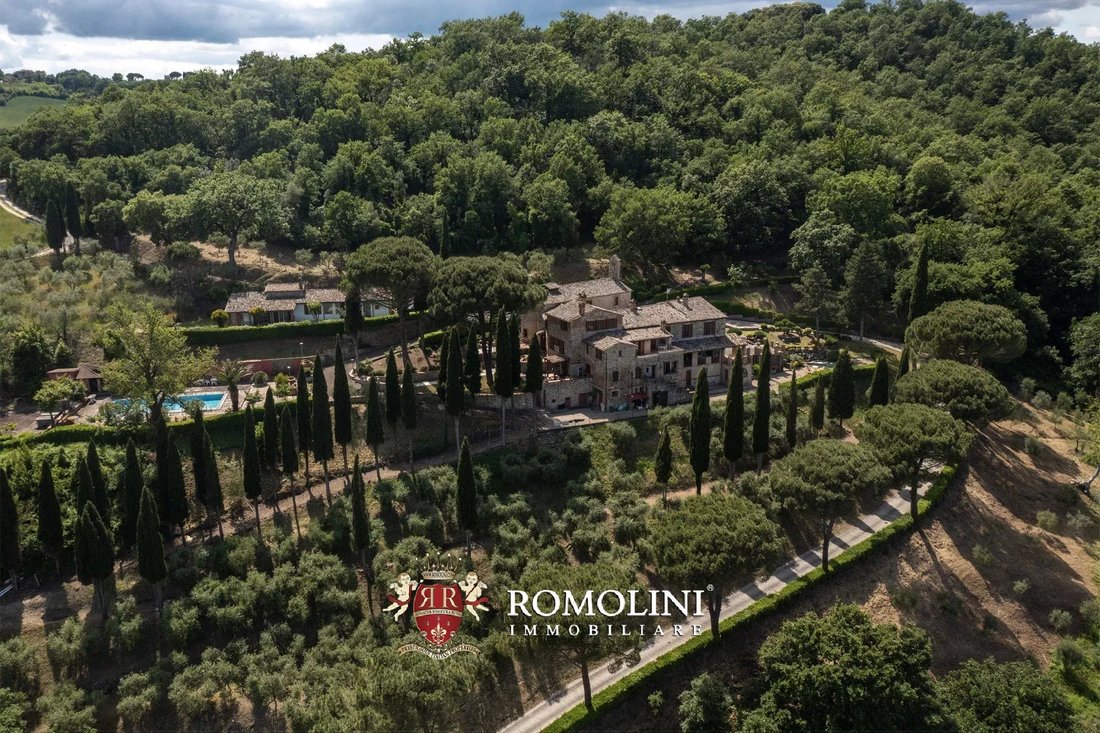 Estate in Todi, Umbria, Italy 2 - 18311665