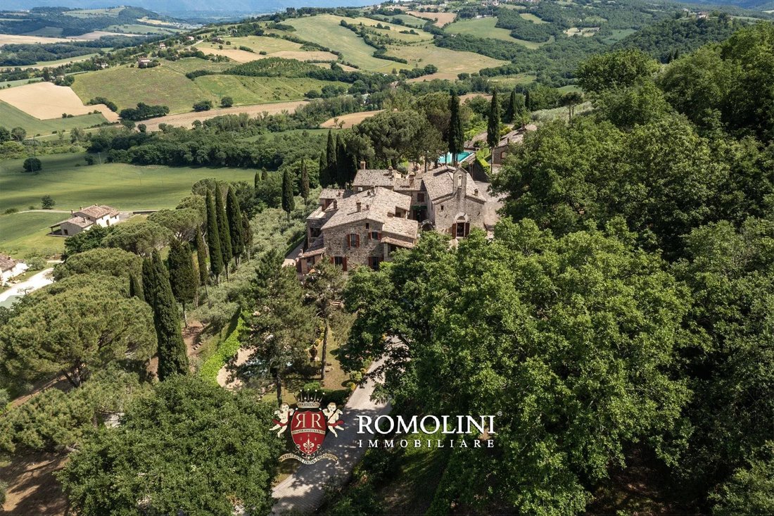 Estate in Todi, Umbria, Italy 4 - 18311665