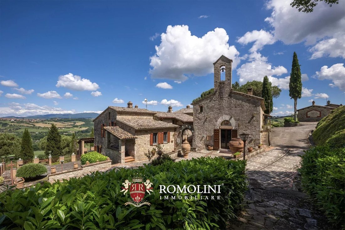 Estate in Todi, Umbria, Italy 1 - 18311665