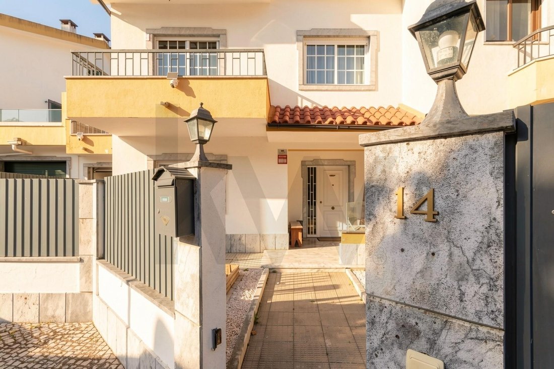 Townhouse in Algueirao-Mem Martins, Lisbon, Portugal 2 - 18315907