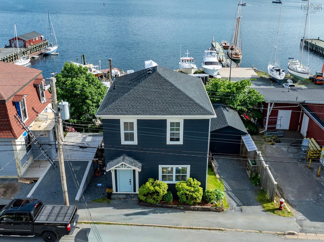 House in Lunenburg, Nova Scotia, Canada 2 - 18313680