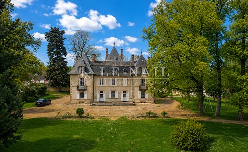 Castle in Moulins, Auvergne-Rhône-Alpes, France 1
