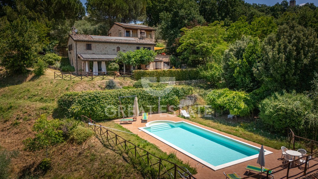 Estate in Todi, Umbria, Italy 1 - 18311734