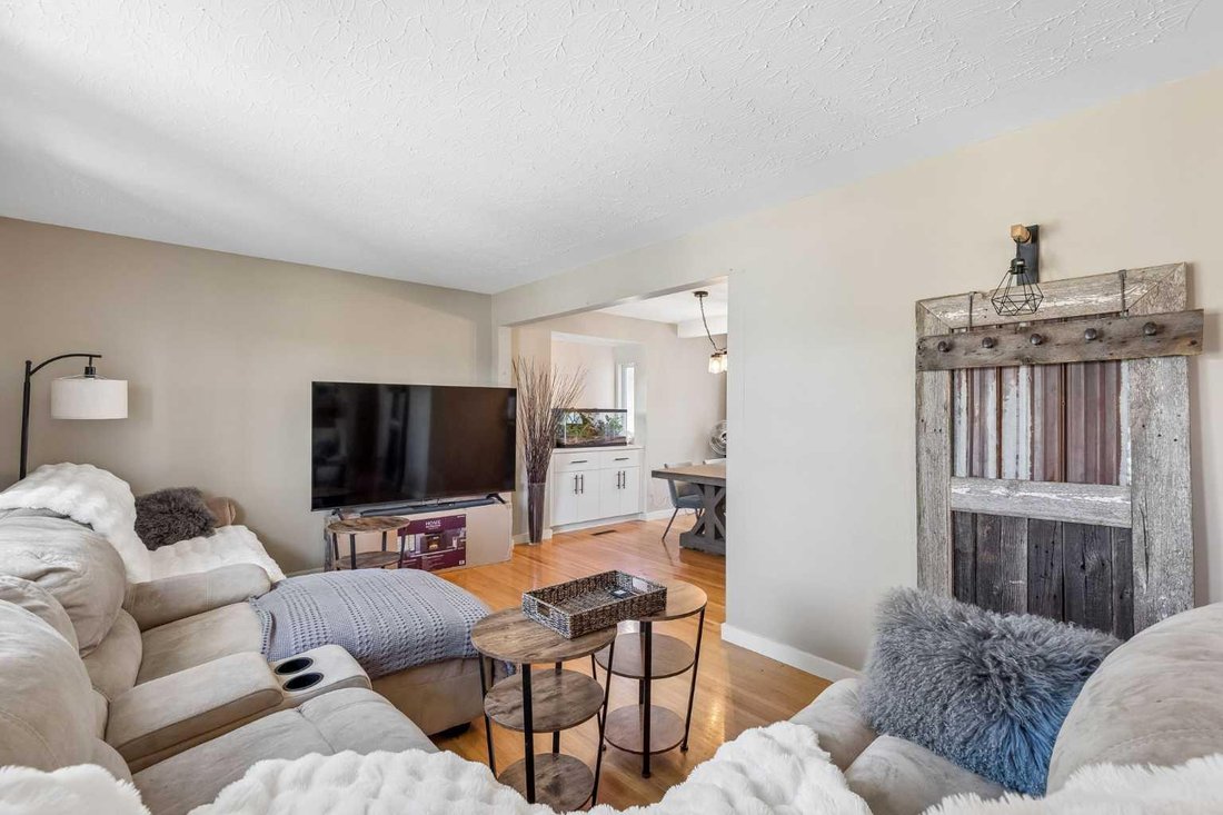House in Calgary, Alberta, Canada 5 - 18314186