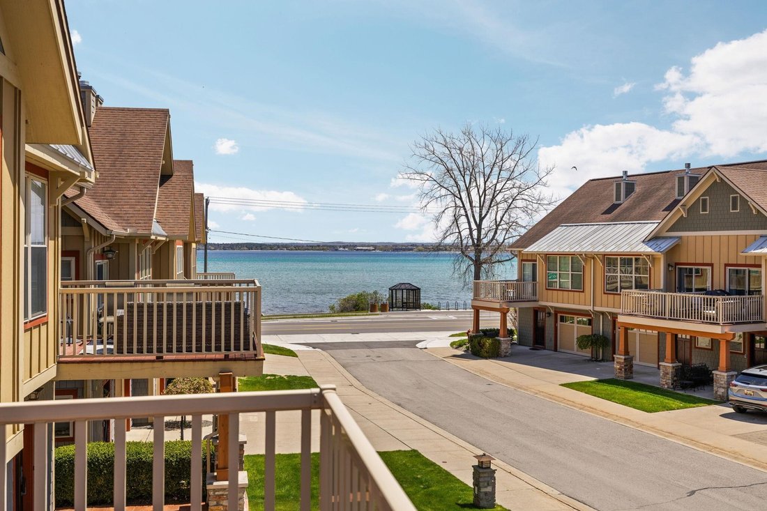 Condo in Garfield Township, Michigan, United States 2 - 18310175