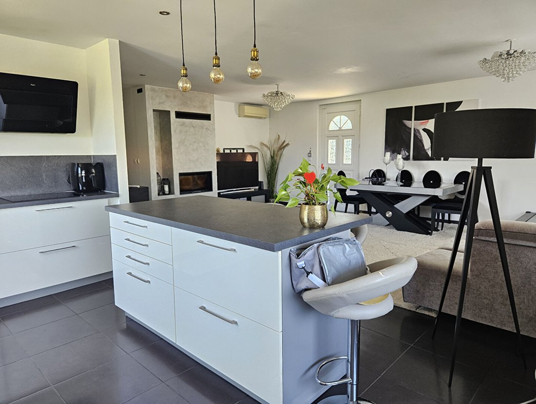 Villa in Basses-Barolles, Saint-Genis-Laval, France 3 - 18310695