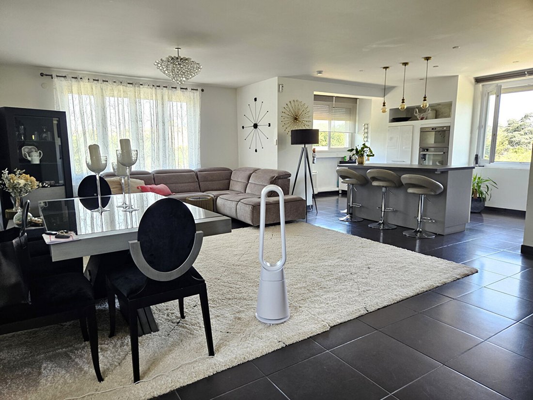 Villa in Basses-Barolles, Saint-Genis-Laval, France 4 - 18310695