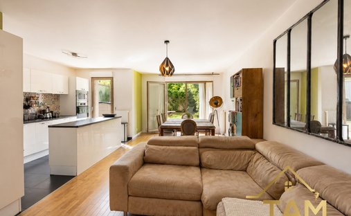 House in Langevin, Saint-Cyr-l'Ecole, France 1