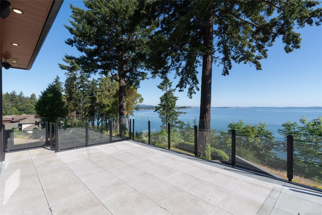 House in Saanich, British Columbia, Canada 2 - 18316720