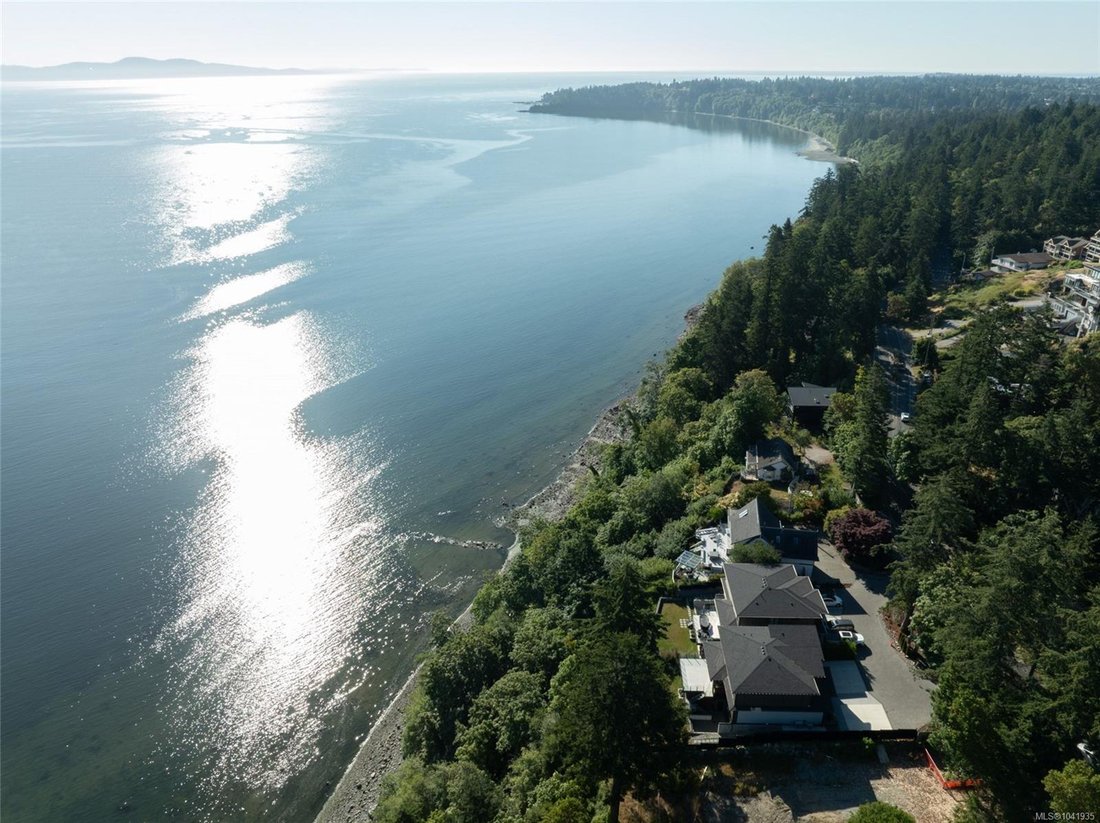 House in Saanich, British Columbia, Canada 4 - 18316720