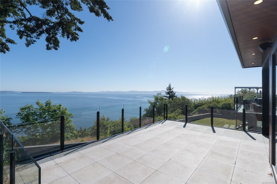 House in Saanich, British Columbia, Canada 3 - 18316720