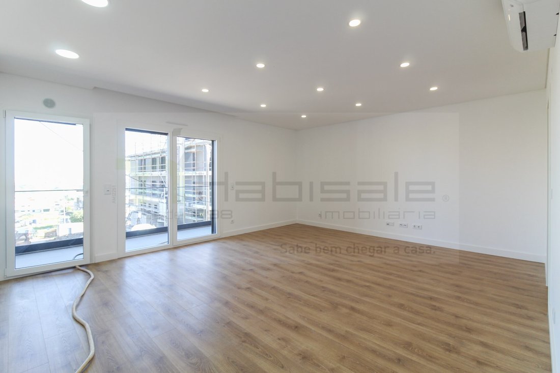 Apartment in Santo António dos Cavaleiros, Lisbon, Portugal 3 - 18316856