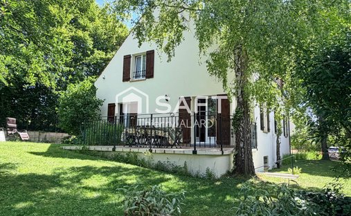 House in Est, Ecouen, France 1