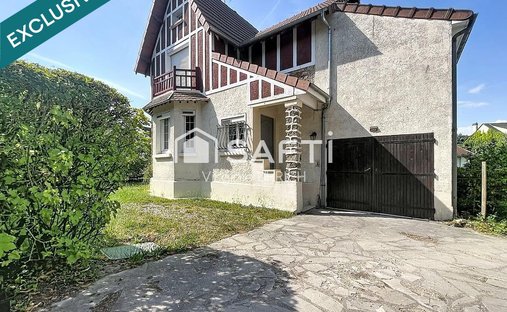 House in Le Mesnil-Saint-Denis, Ile-de-France, France 1