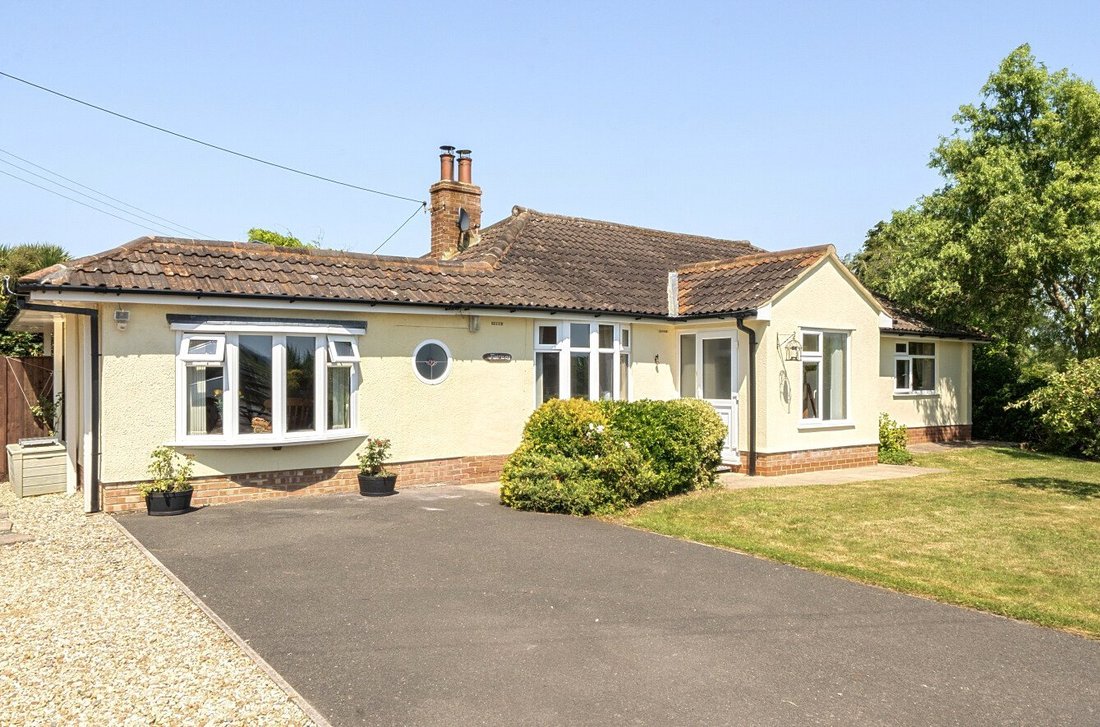 Bungalow in North Petherton, England 1 - 18317976