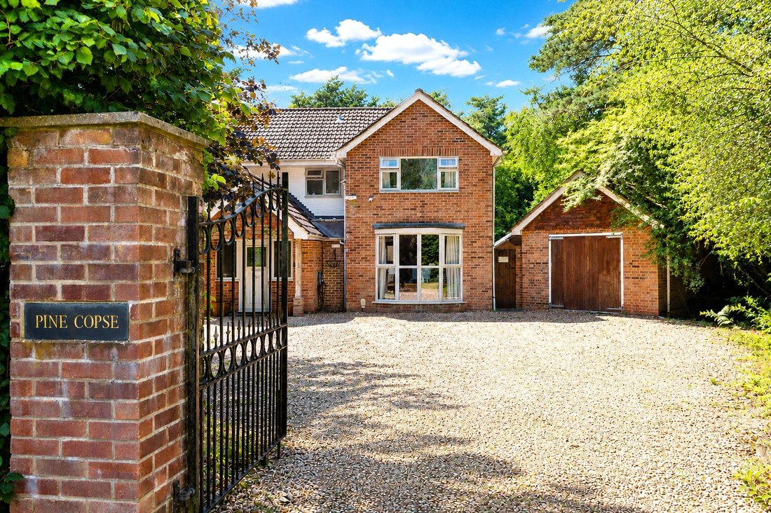 House in Grayshott, England 2 - 18320880