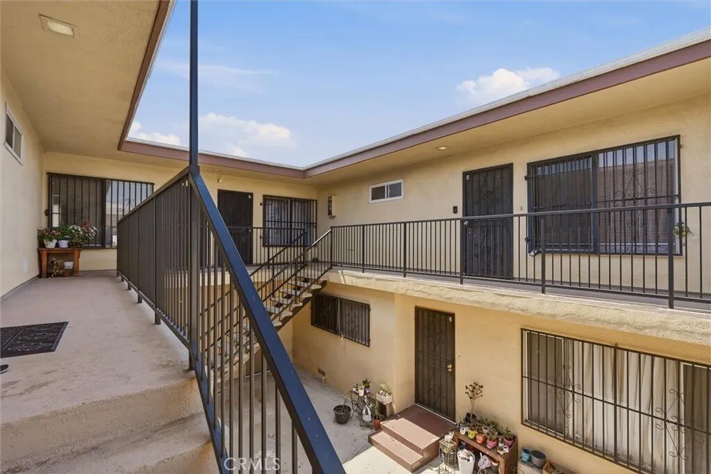 Inglewood, California, United States 5 - 18318399
