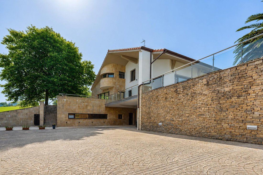 Villa in Mendebaldea, Donostia-San Sebastian, Spain 4 - 18318894