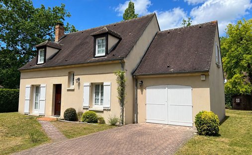 House in Ouest, Lamorlaye, France 1