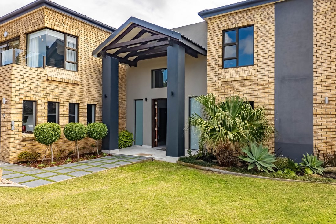 House in Van Der Stel, Cape Town, South Africa 1 - 16298613