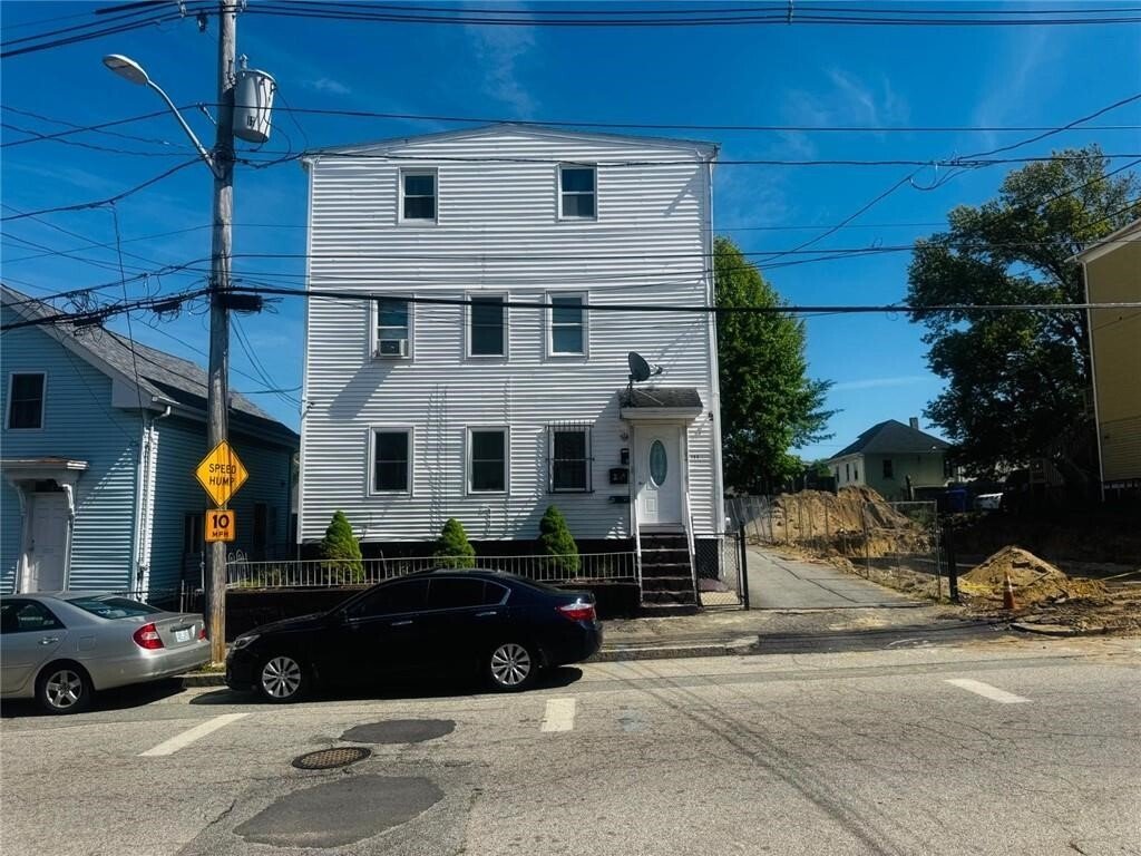 Cranston, Rhode Island, United States 3 - 18320973
