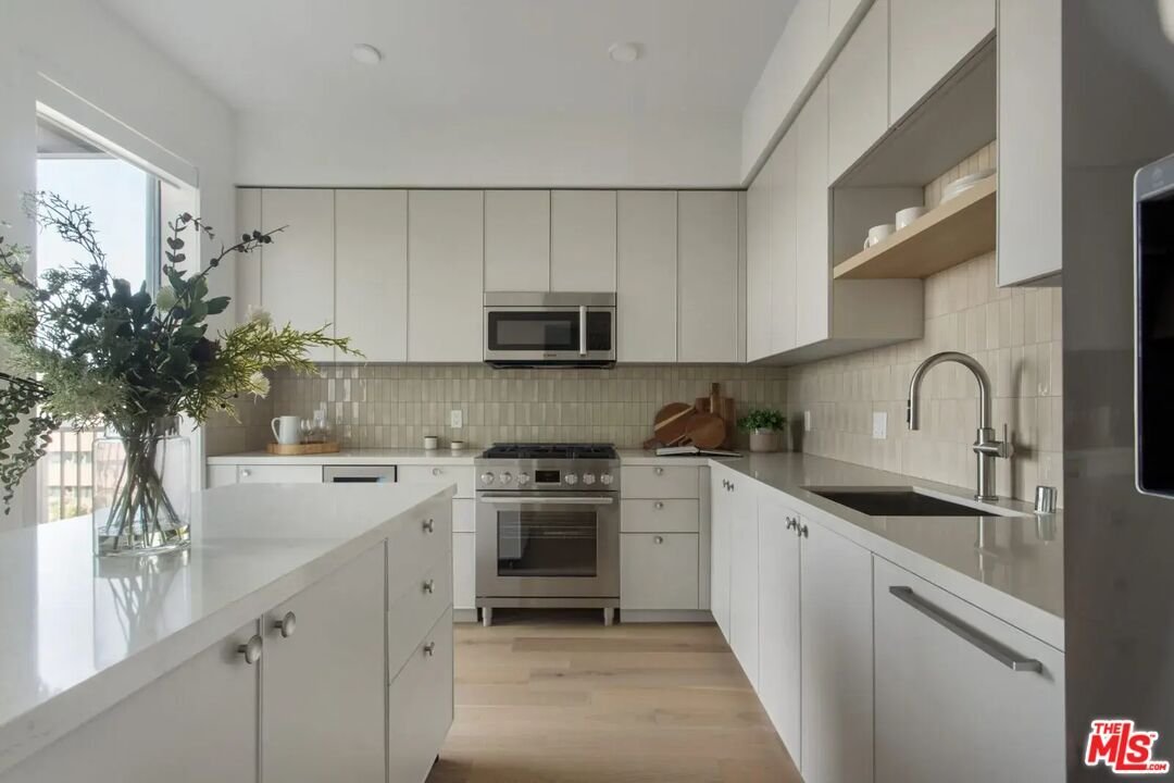 Los Angeles, California, United States 3 - 18322937