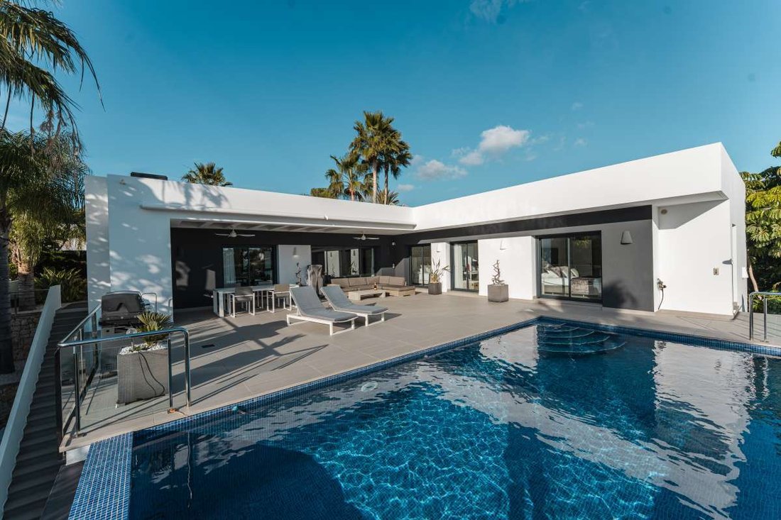 Villa in Alicante, Valencian Community, Spain 1 - 18317935