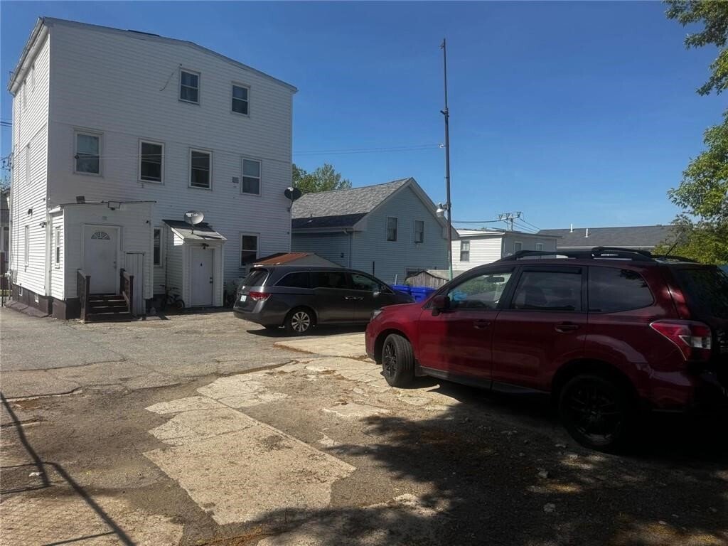 Cranston, Rhode Island, United States 4 - 18320973