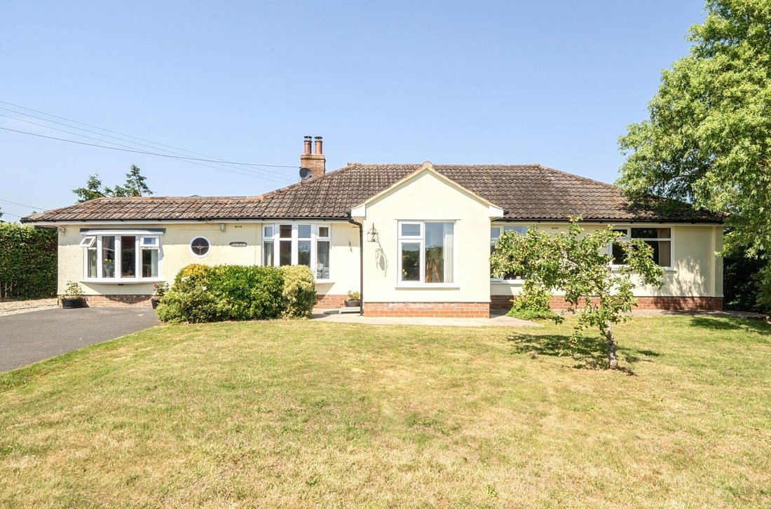 Bungalow in North Petherton, England 1 - 18317976
