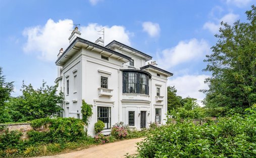 Villa in Cheltenham, England 1