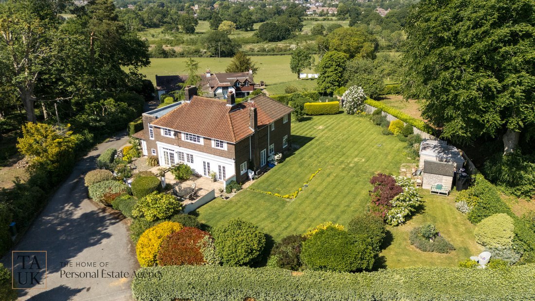House in Horsham, England 5 - 18319917