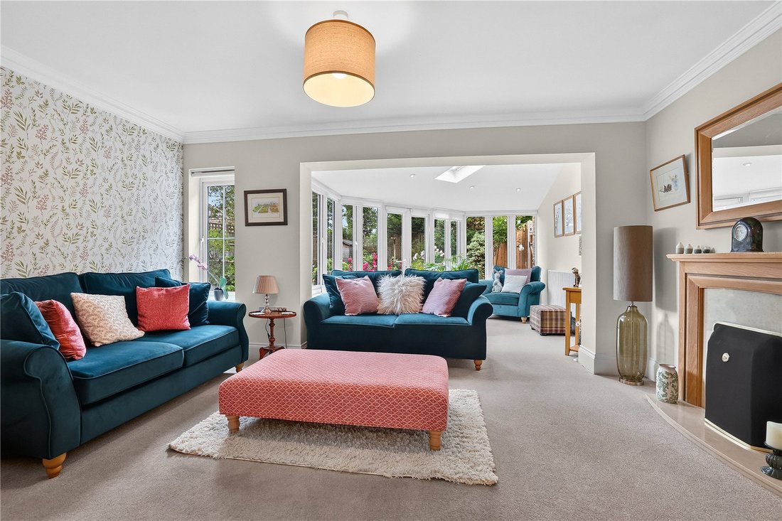 House in Bisley, Surrey Heath, England 4 - 18318094