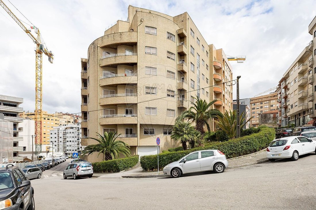 Apartment in Mafamude e Vilar do Paraiso, Porto District, Portugal 1 - 18319044