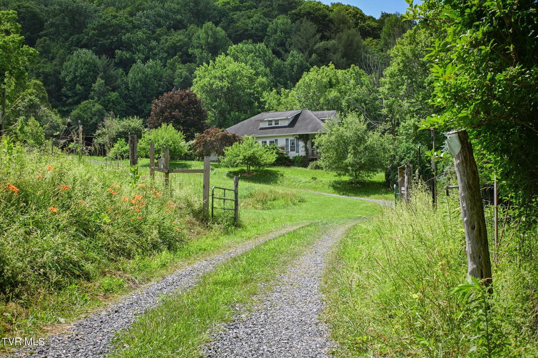 House in Roan Mountain, Tennessee, United States 1 - 18321411