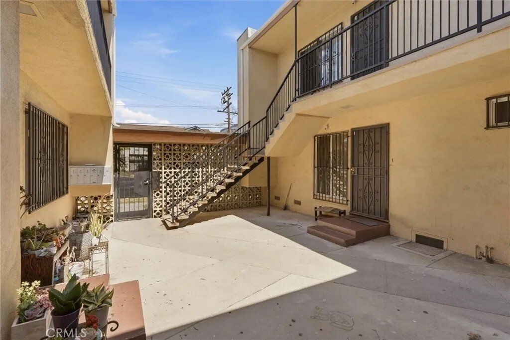 Inglewood, California, United States 4 - 18318399