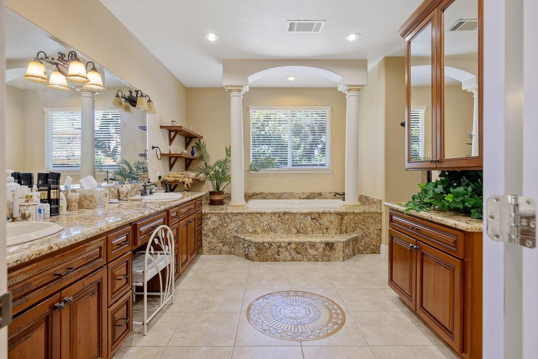 House in Visalia, California, United States 4 - 18319497