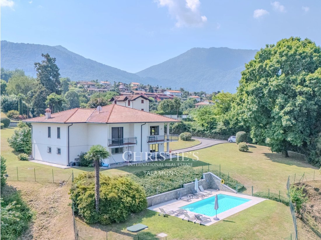 Villa in Porto Valtravaglia, Lombardy, Italy 1 - 18319874