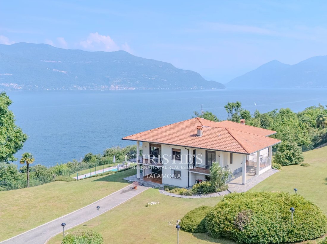 Villa in Porto Valtravaglia, Lombardy, Italy 2 - 18319874