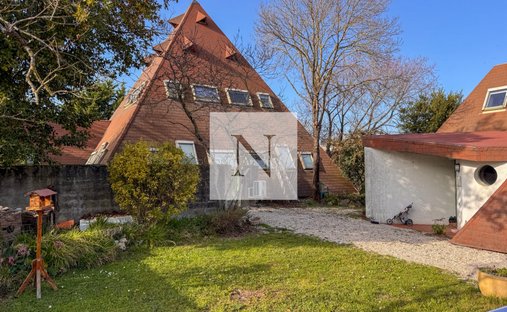 House in Bourg, Aytre, France 1